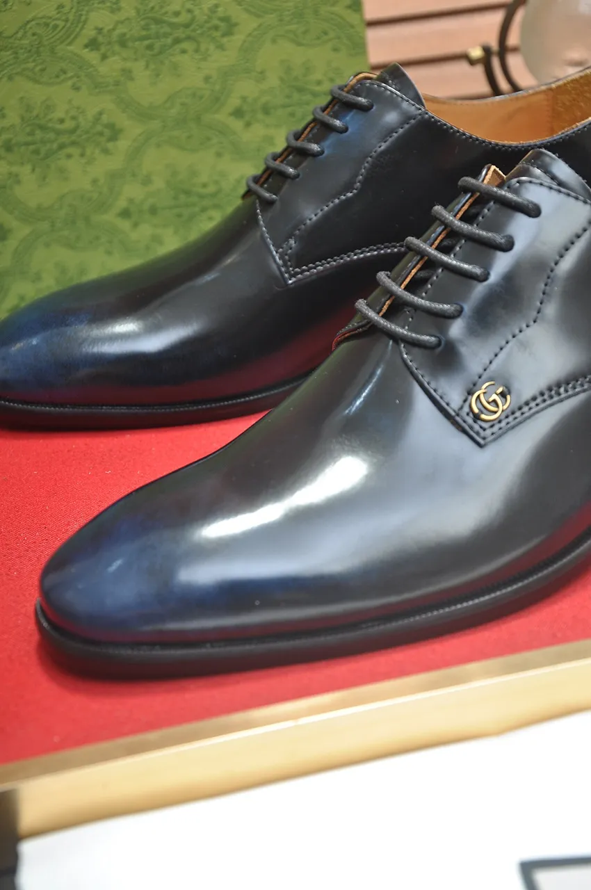 Men's shoes💰500💶Italy's top luxury men's shoe giant (GUCCI) (Gucci) (full cowhide lining) new arrival🍃Original European style🔰 Pleasant to the eye😍In order to make the shoes more durable and non-deformable🌀The production continues to follow traditional methods but there is still no lack of innovation💪Choose original sheepskin for the leather♻️ Smooth and natural And extra bright ⭐Made of imported cowhide, the first choice of rich people 38-45 (45 customized)